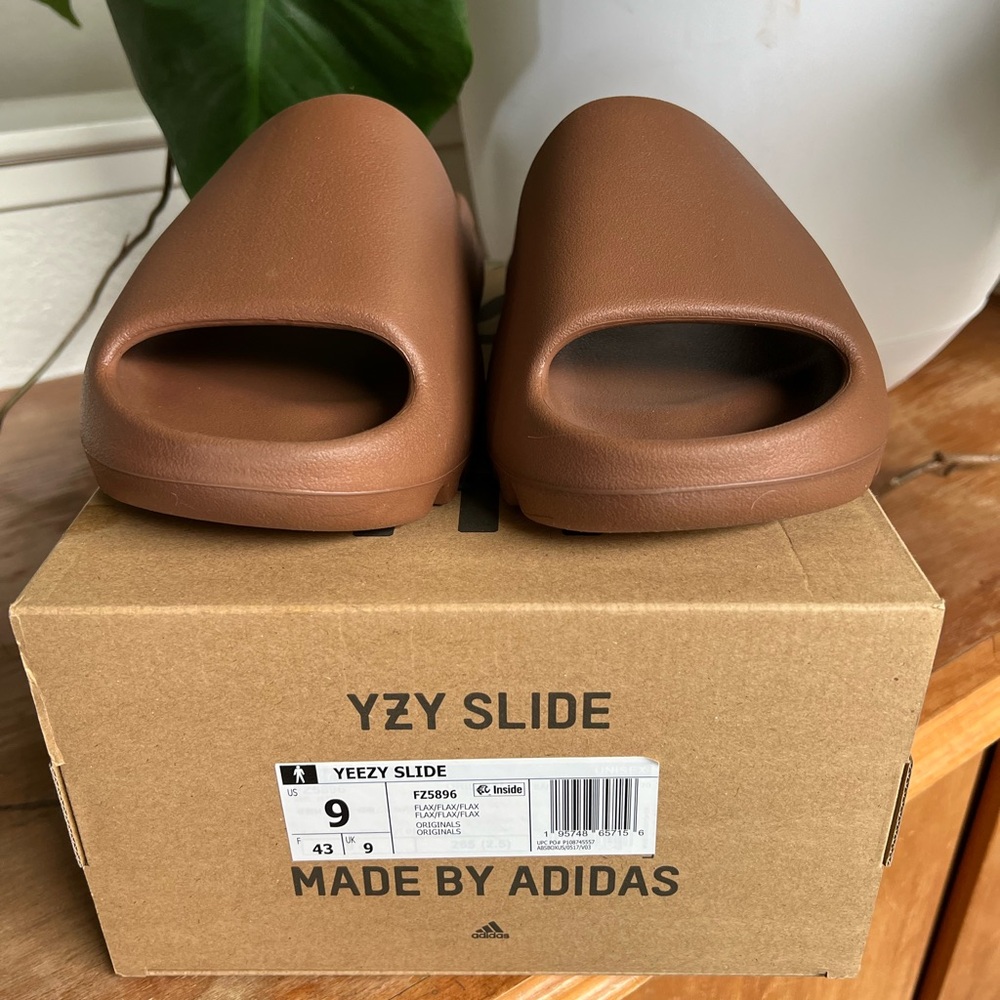 adidas Yeezy Slide
Flax (2022/2024)